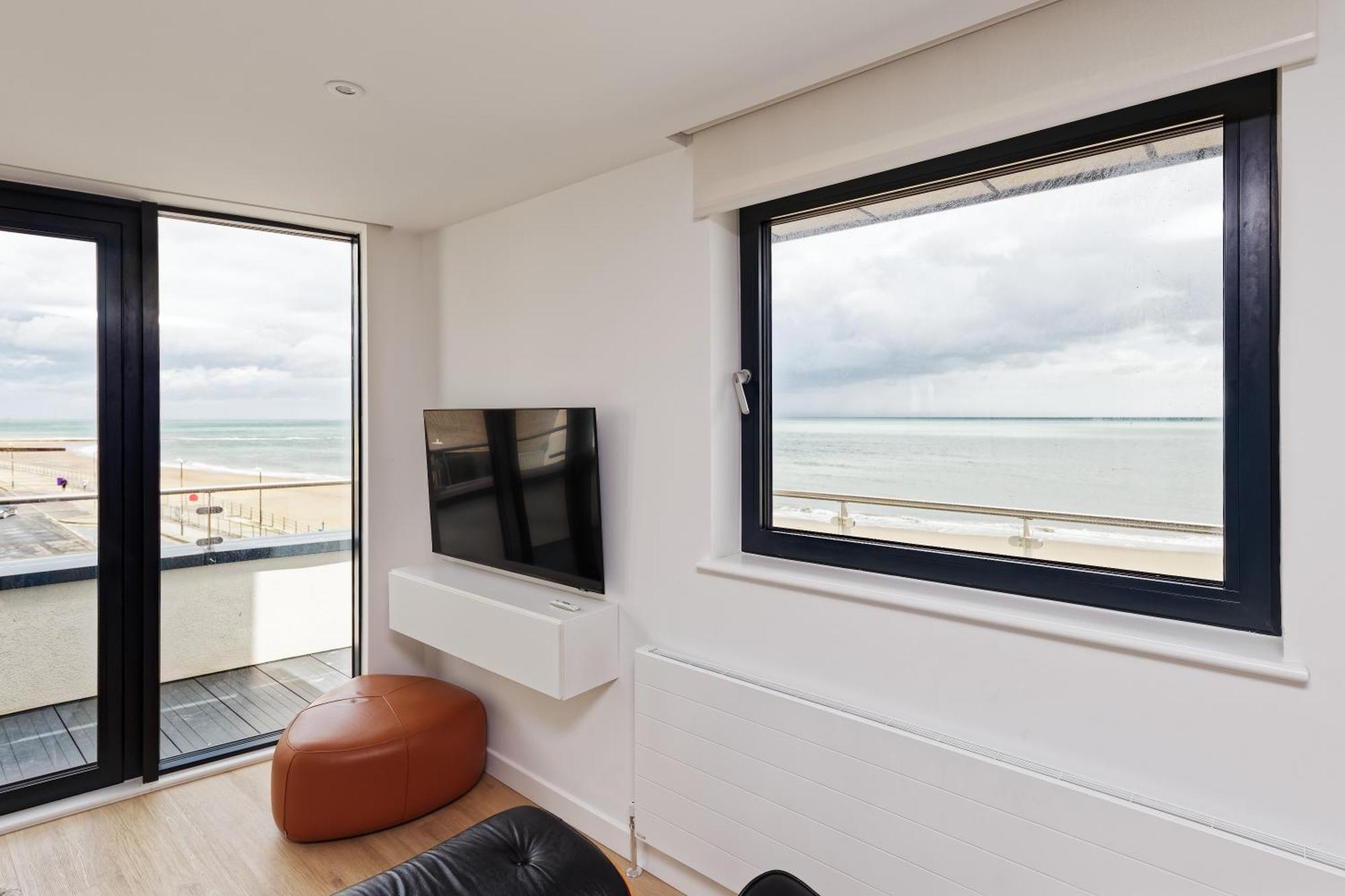 Gorgeous 2 Bed With Stunning Sea Views With Free Parking And Fast Internet Apartment