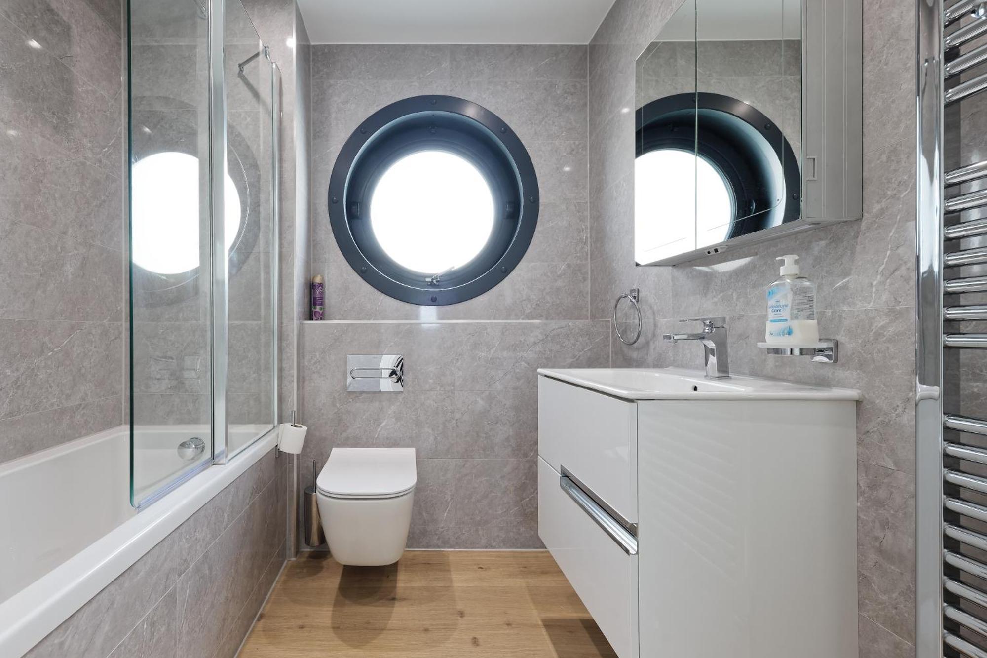 Gorgeous 2 Bed With Stunning Sea Views With Free Parking And Fast Internet