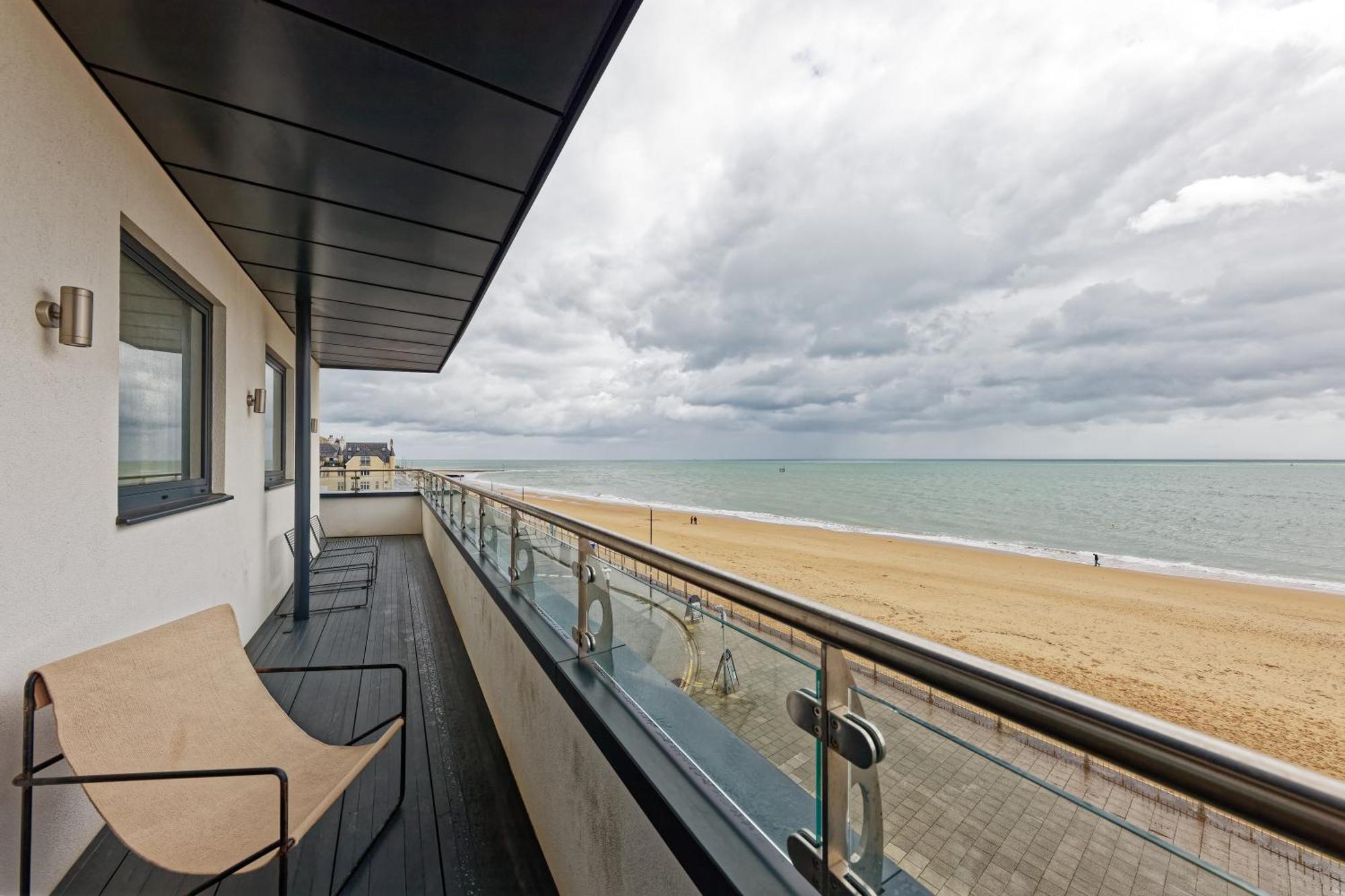 Gorgeous 2 Bed With Stunning Sea Views With Free Parking And Fast Internet Apartment