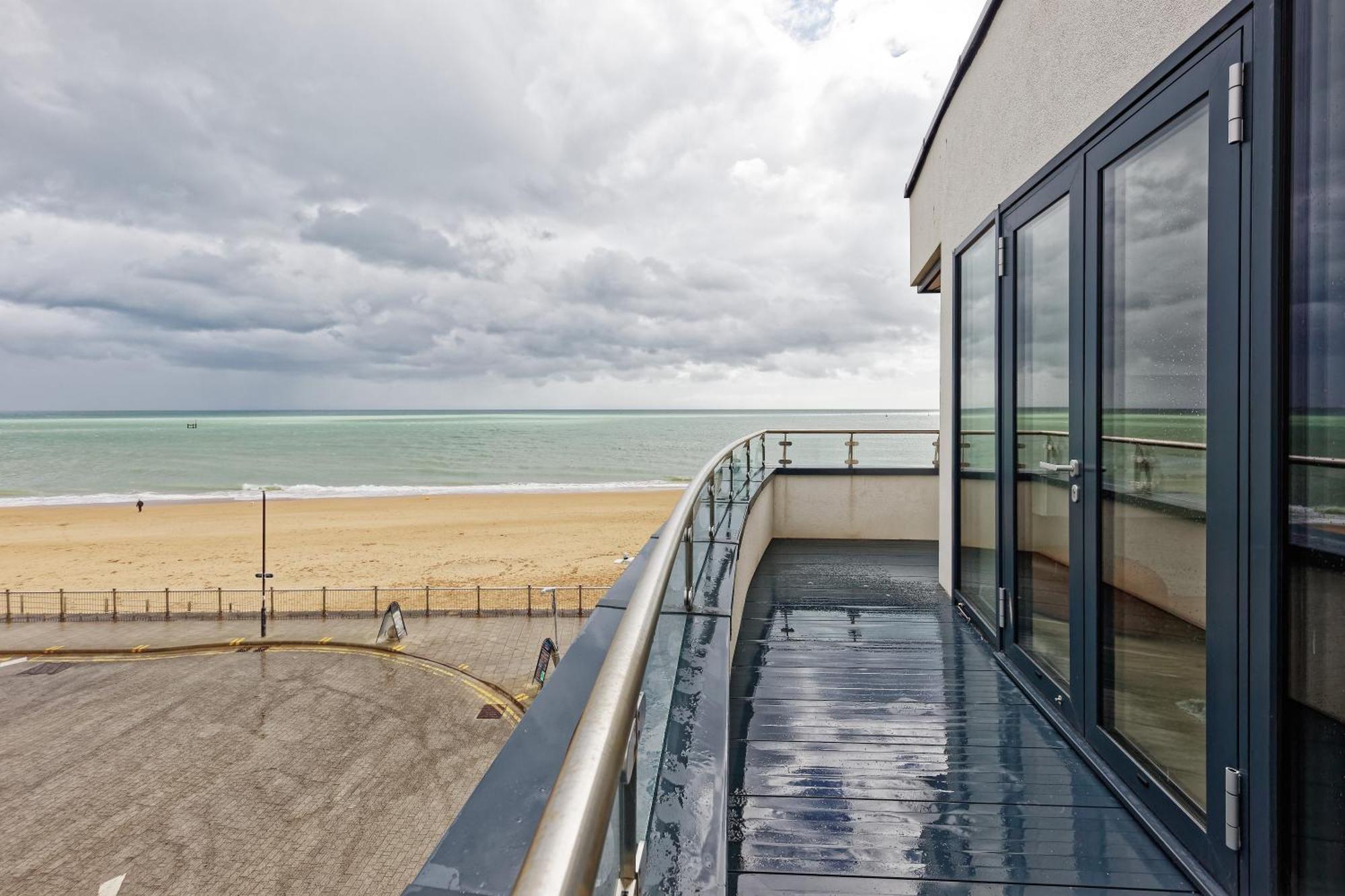 Gorgeous 2 Bed With Stunning Sea Views With Free Parking And Fast Internet
